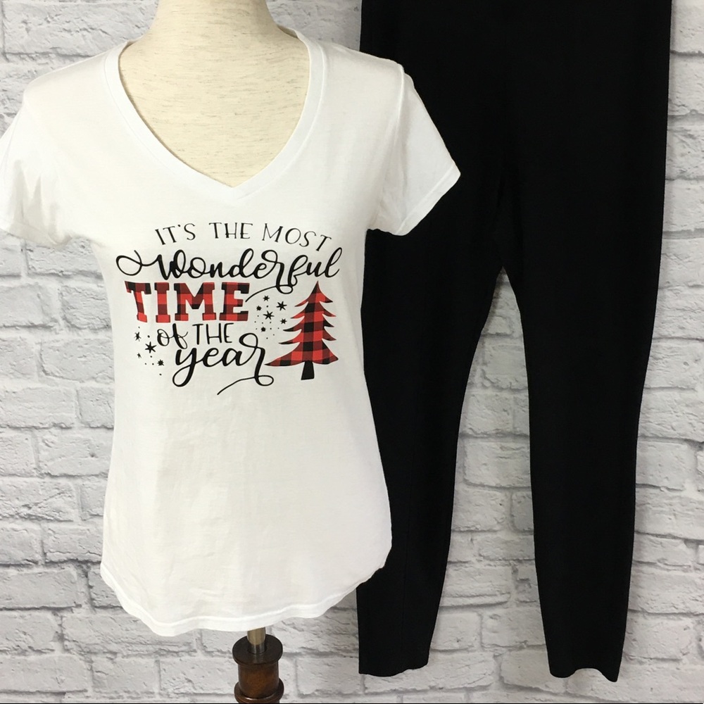 Gildan holiday v-neck tshirt, white, size M.